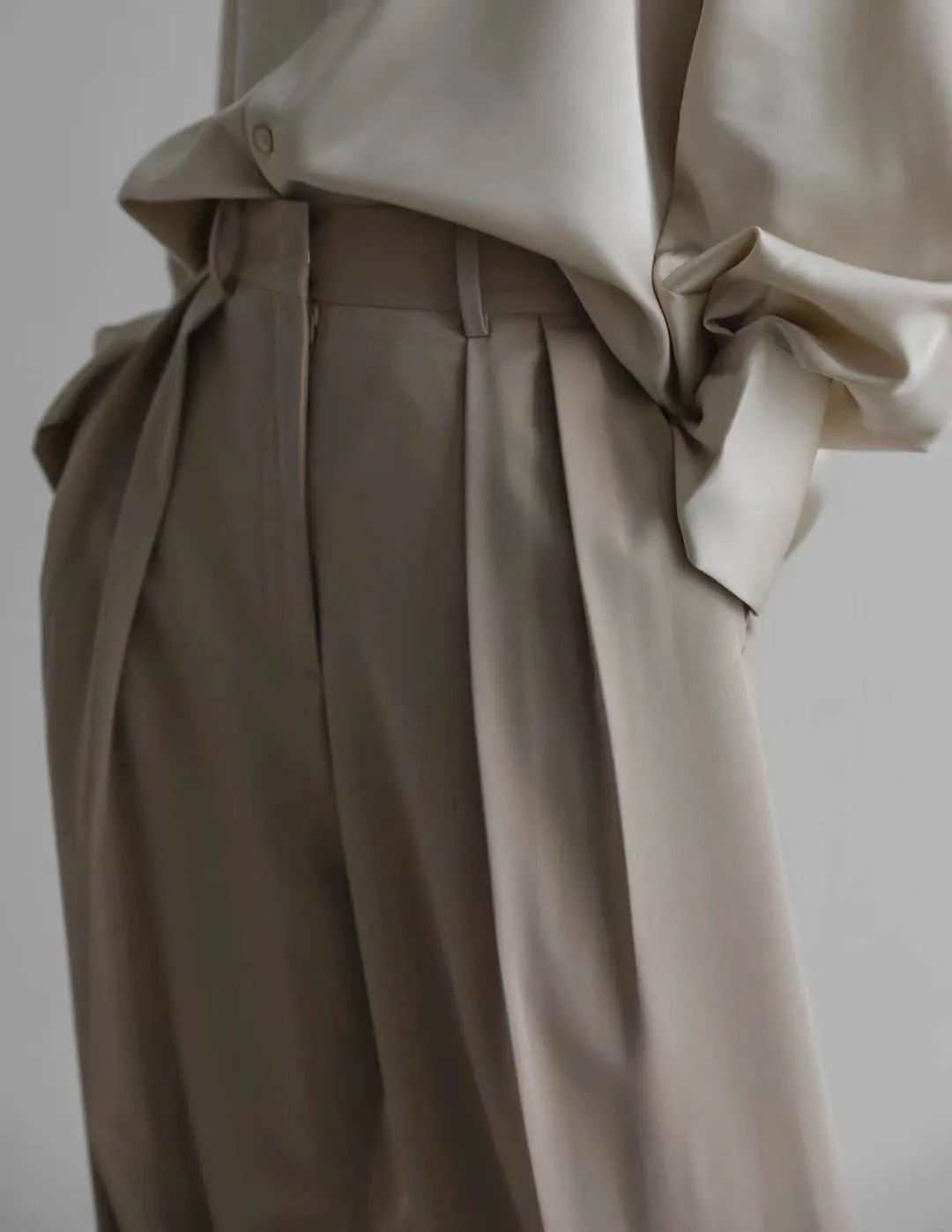 ELIS PLEATED TROUSERS BEIGE