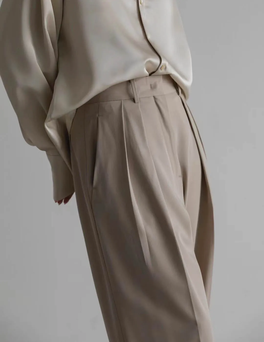 ELIS PLEATED TROUSERS BEIGE